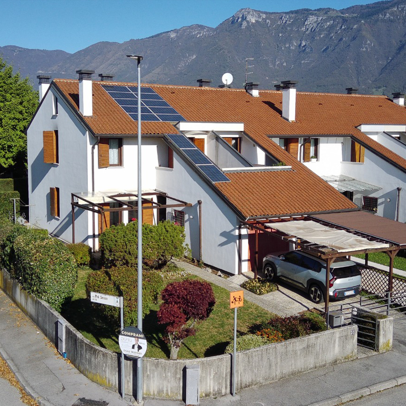 CASA A SCHIERA CON GARAGE E GIARDINO A CARRÈ